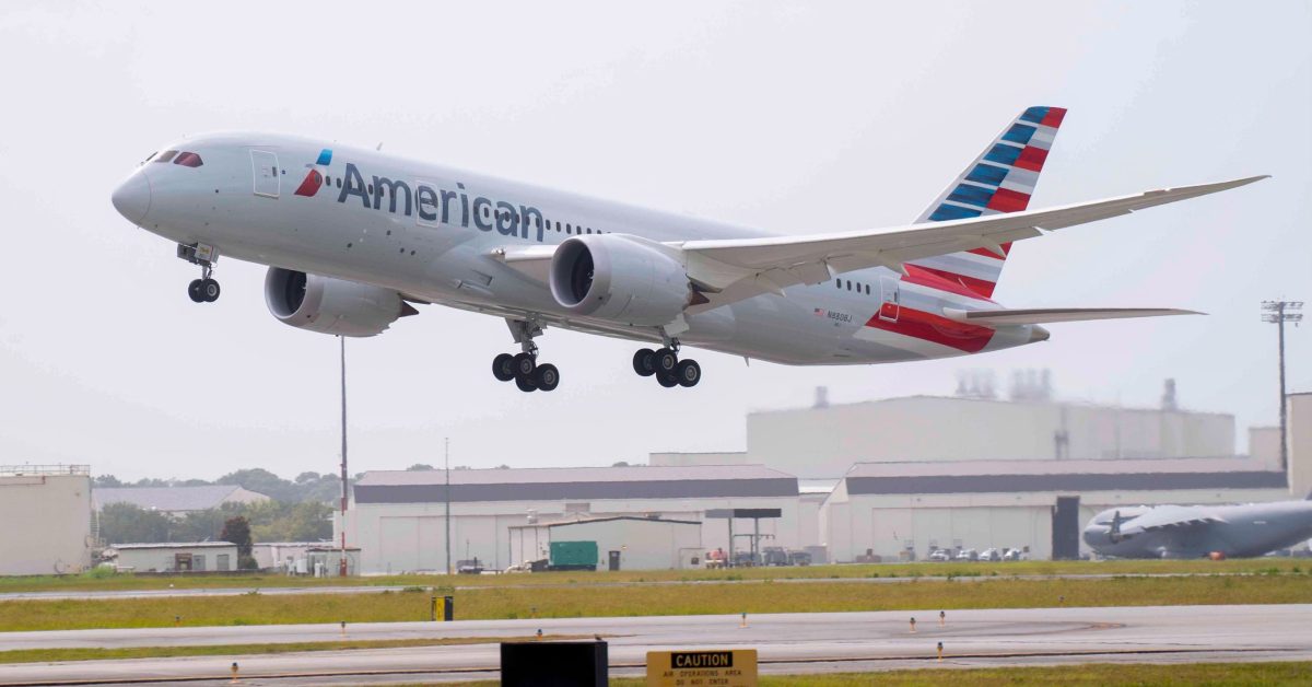 American Airlines Boeing 787 Dreamliner approaching O'Hare Airport.