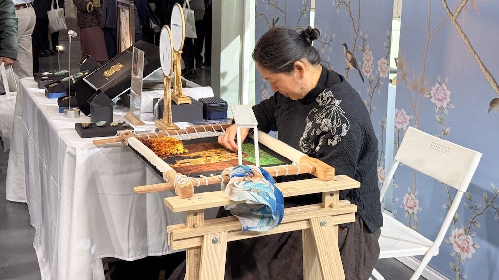 Artisan demonstrates traditional Zhejiang craftsmanship at Brussels cultural exhibition