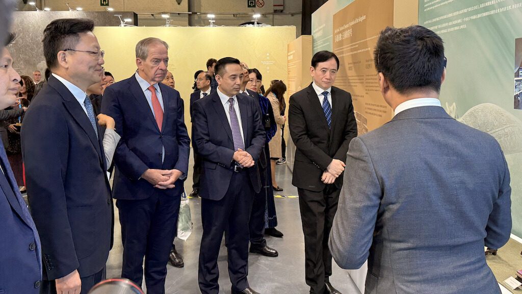 Chinese officials and diplomats touring the Zhejiang Province exhibition in Brussels