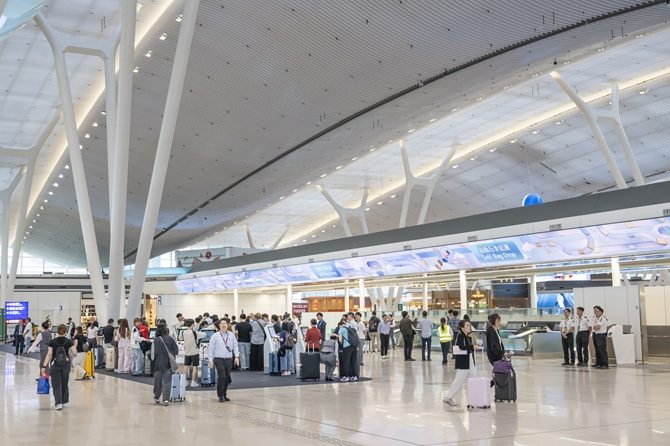 Hong Kong's new terminal race against Singapore is heating up