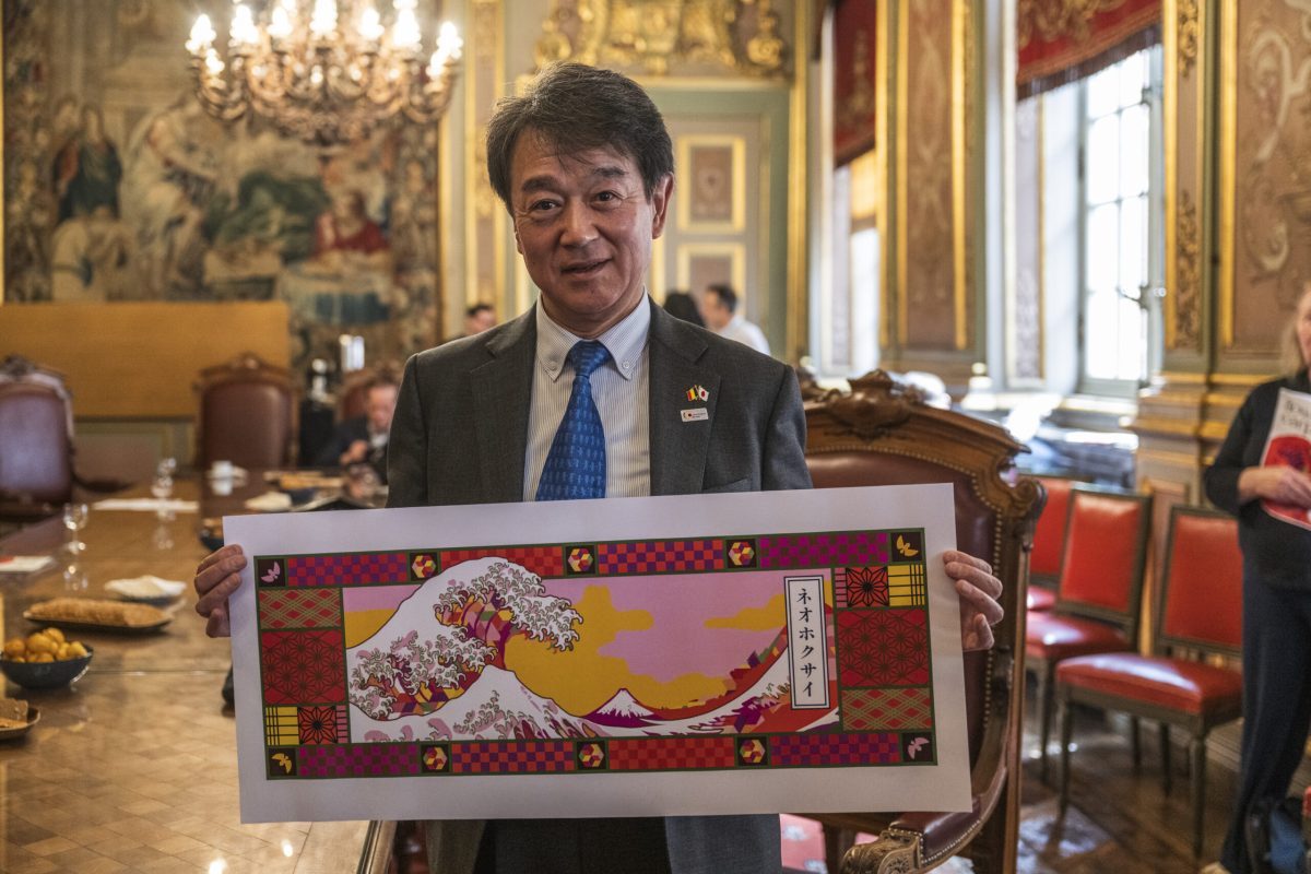 Official displays the Brussels Flower Carpet design inspired by Hokusai's Great Wave