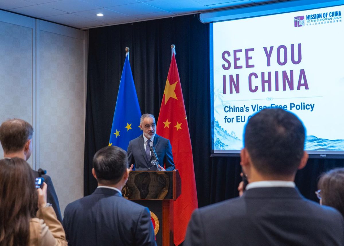 Official speaks at Brussels Airport campaign launch promoting China's visa-free policy.