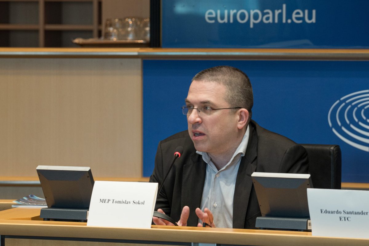 Speaker at European Parliament discussing health tourism standards during industry summit