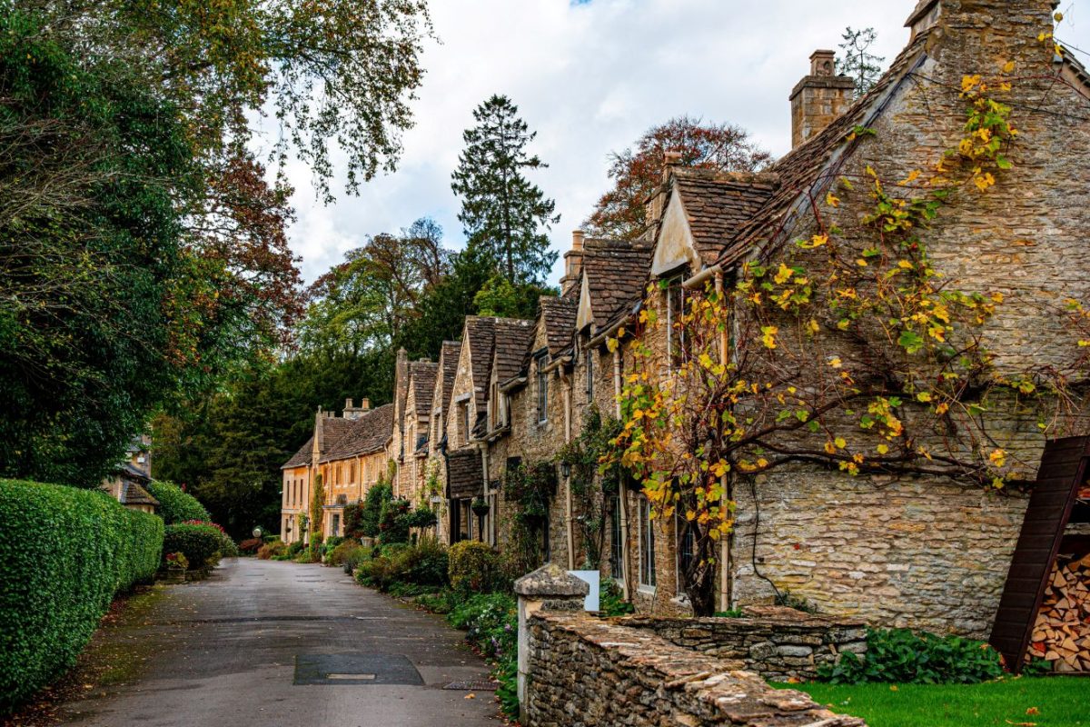This Cotswolds Town Just Drew a Line in the Cobblestones for Tour Coaches