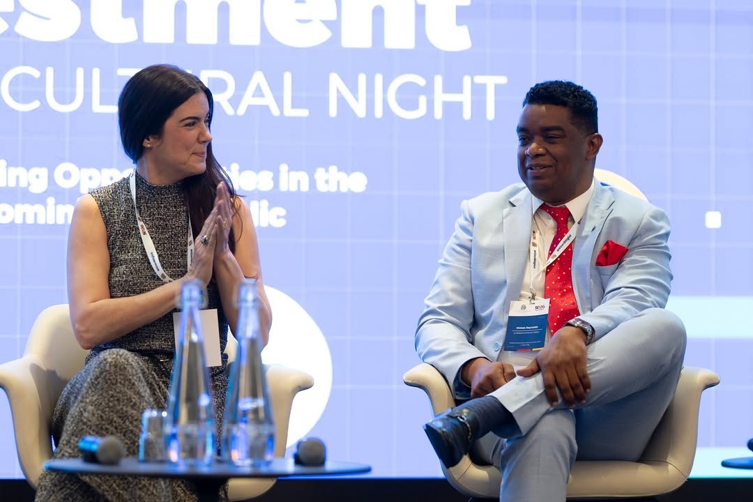 Two speakers engage in conversation at Dominican Republic economic forum in Brussels