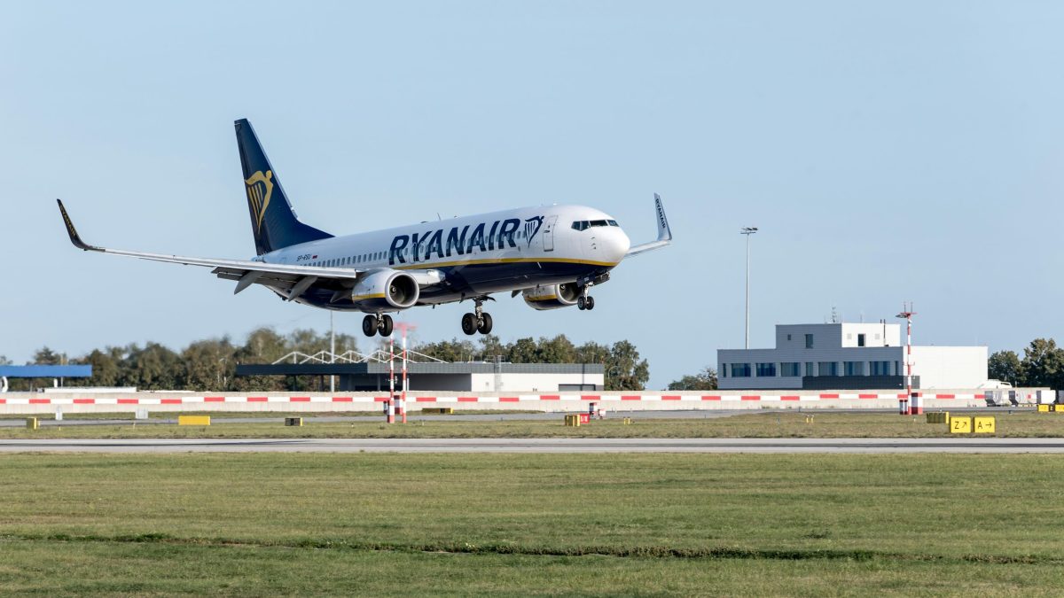 Window Failure Nearly Cost Ryanair Passenger His Life at 16,000 Feet